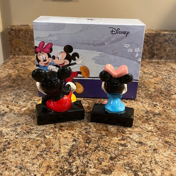 🔴SOLD🔴 Disney Mickey and Minnie Salt and Pepper Shakers set - Picture 2 of 5